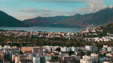 Un-Timelaps-De-Una-Ciudad-Entre-Montañas