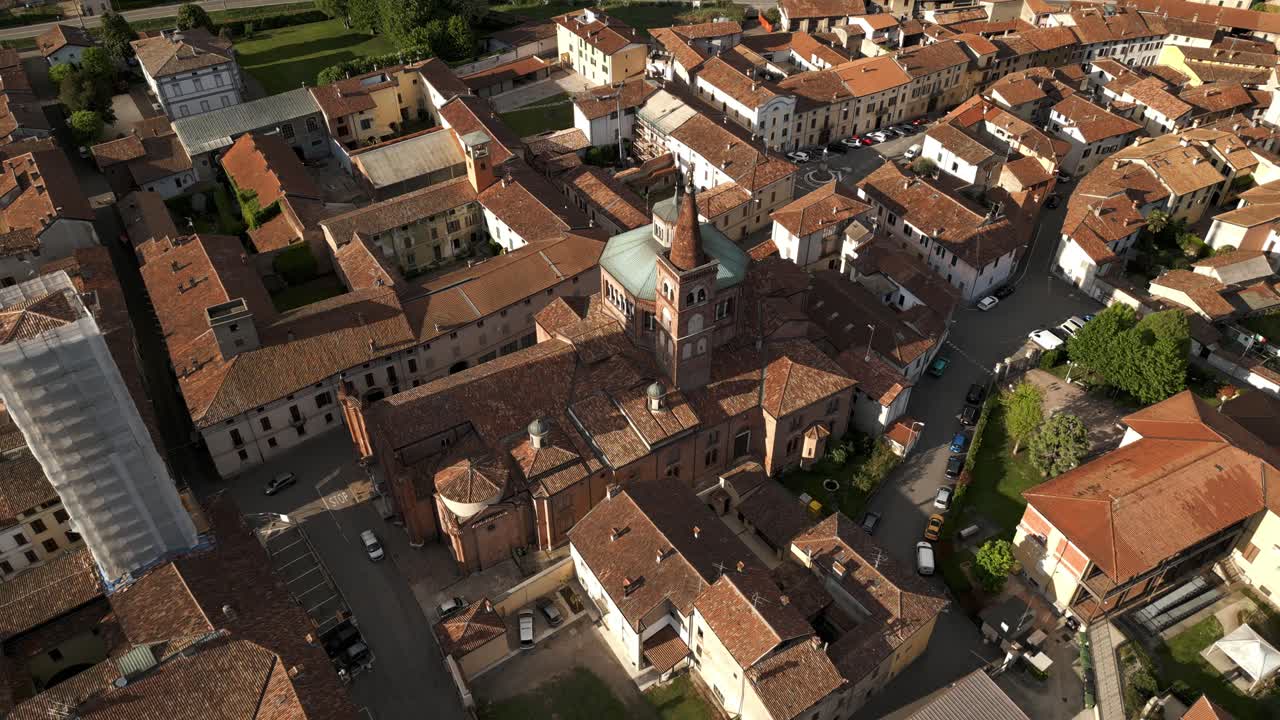 vista aérea sobre la iglesia católica de santa maría assunta en soncino, italia - disparo de un avión no tripulado