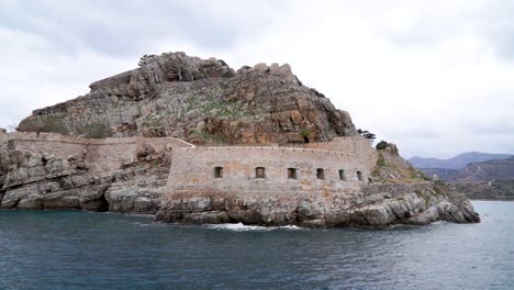 Bewegende-Aufnahme-Aus-Der-Alten-Festung-Der-Insel-Spinaloga-Auf-Kreta