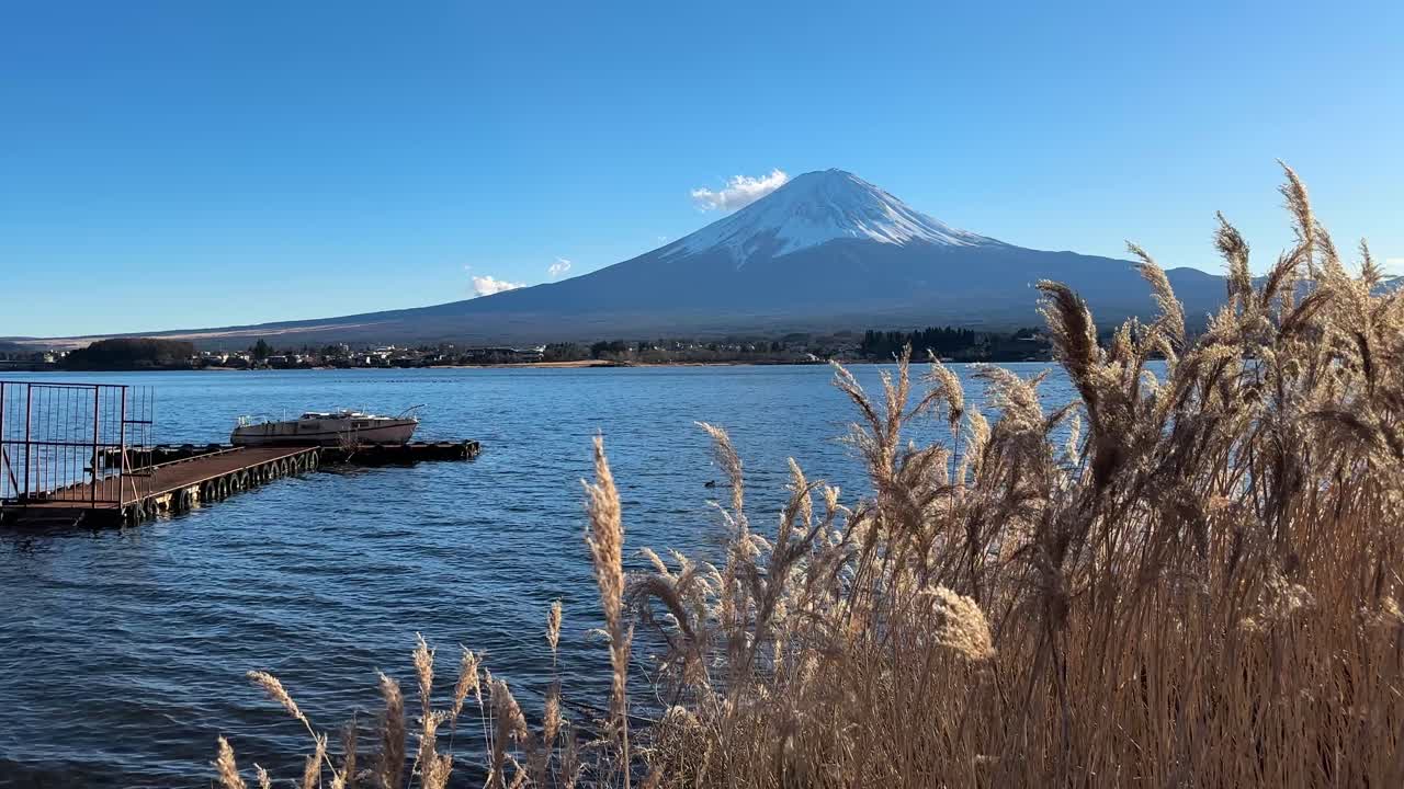 Udsigt over Fuji-bjerget fra Kawaguchi-søen, Japans berømte vartegn på en solrig efterårsdag