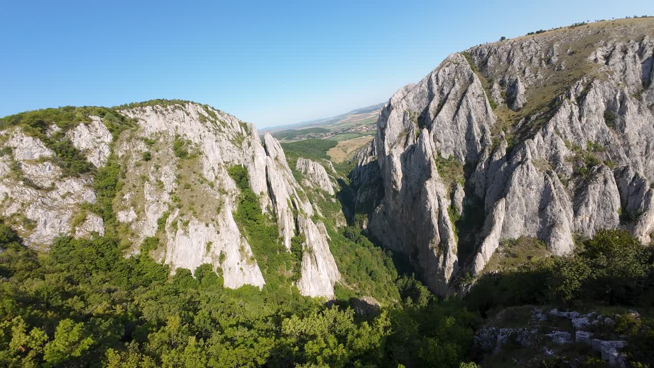Vista FPV de drone do desfiladeiro rochoso de Cheile Turzii na Romênia.
