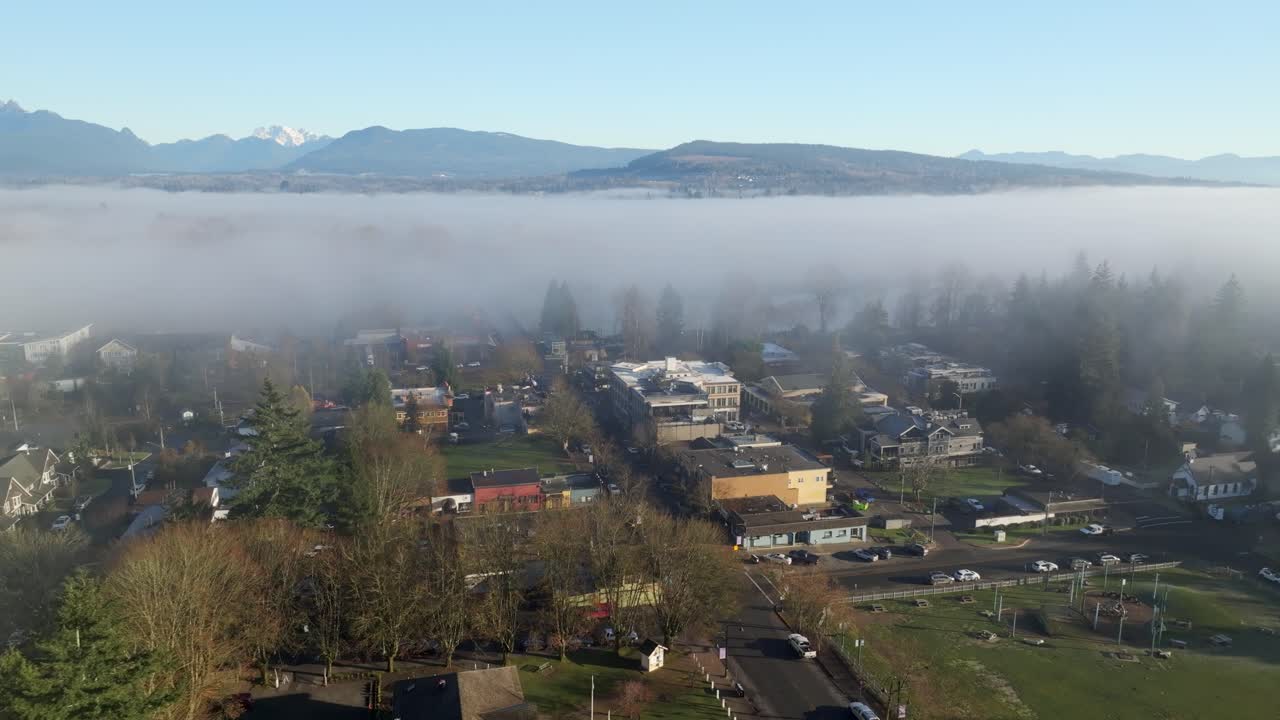 niebla sobre el pueblo de fort langley temprano en la mañana en langley, columbia británica, canadá.