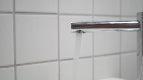 agua corriente de un grifo de cromo
