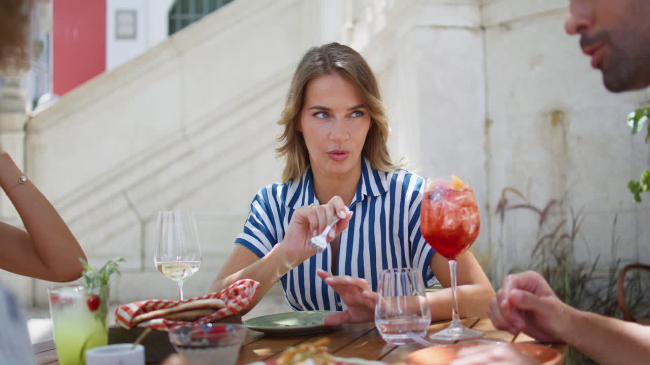 저녁 식사를 즐기는 그룹 사람들이 레스토랑 테라스 근접. 친절한 여자 이야기