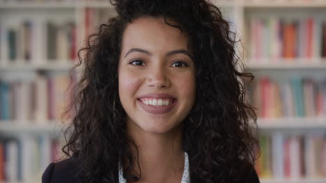 Retrato-Hermosa-Joven-Hispana-Mujer-De-Negocios-Sonriendo-Feliz-Disfrutando-De-Un-Estilo-De-Vida-Profesional-Elegante-Ejecutiva-Independiente-Cámara-Lenta