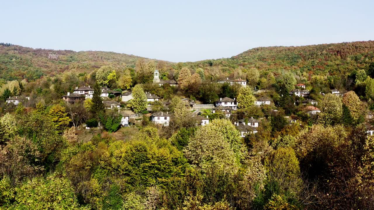 paisaje de otoño búlgaro en el bosque de la ladera de la colina