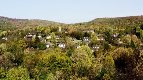 Ladera-Bosque-Pueblo-Paisaje-Otoñal-Búlgaro-Bozhentsi-Disparo-De-Drone