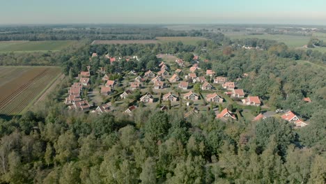 Luftaufnahme-Eines-Freizeit-bungalowparks-In-Den-Niederlanden,-Der-Den-Spielplatz-Daneben-Enthüllt