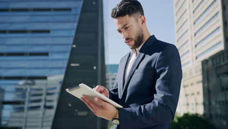 hombre de negocios usando tableta en la ciudad