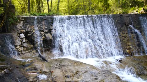 Cascada-En-El-Río-Val-Vertova,-Cerca-De-Bérgamo,-Valle-Seriana,-Italia