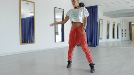 bailarina expresiva en estudio