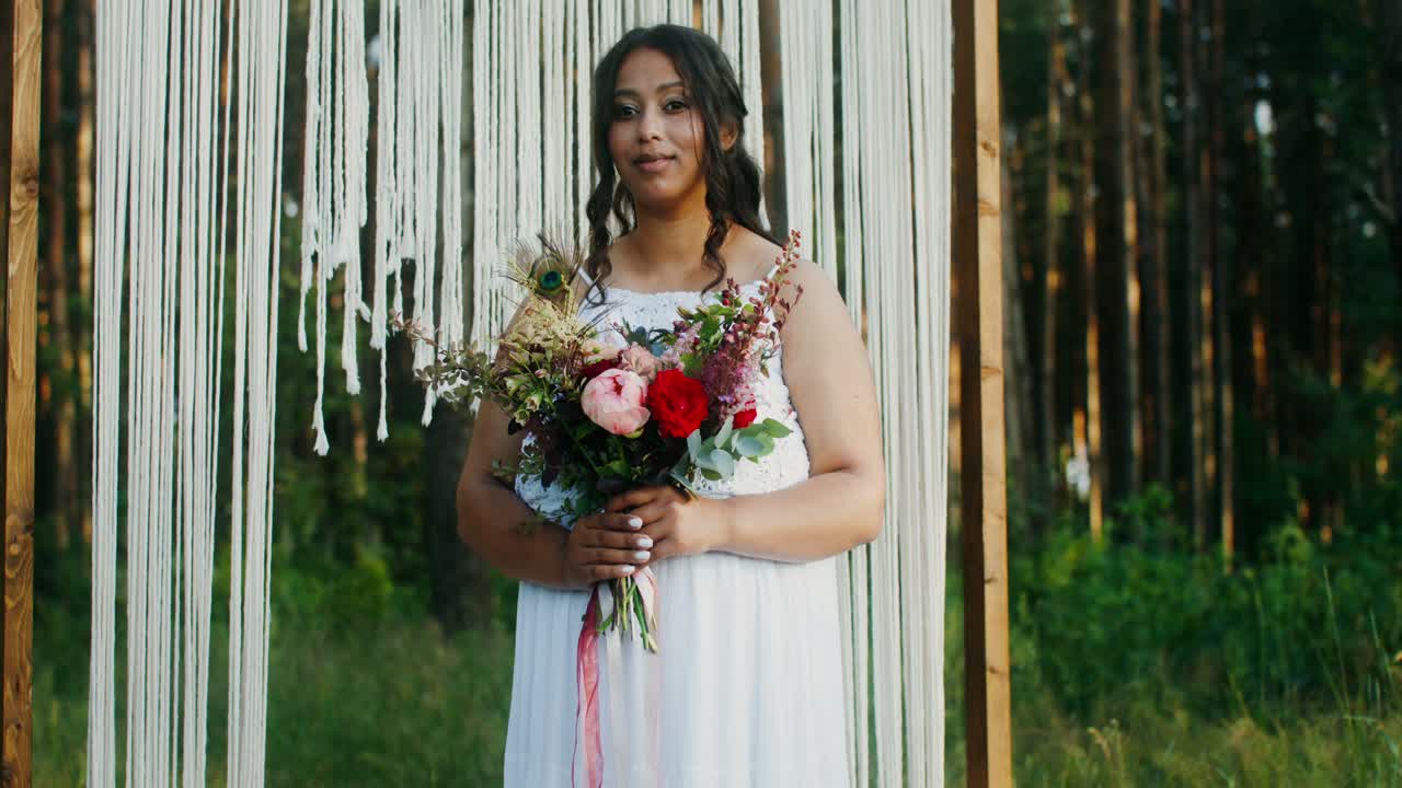 novia con un vestido de novia boho