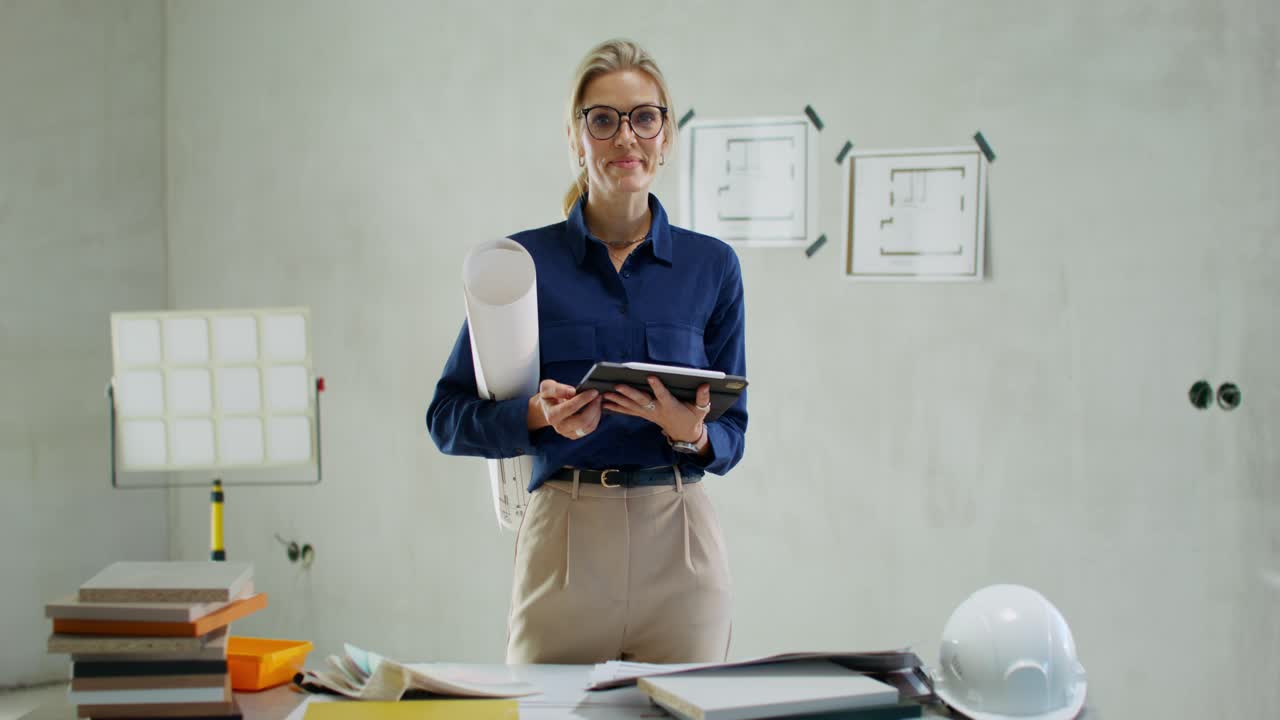 arquitecto revisando planos en una oficina de un sitio de construcción.