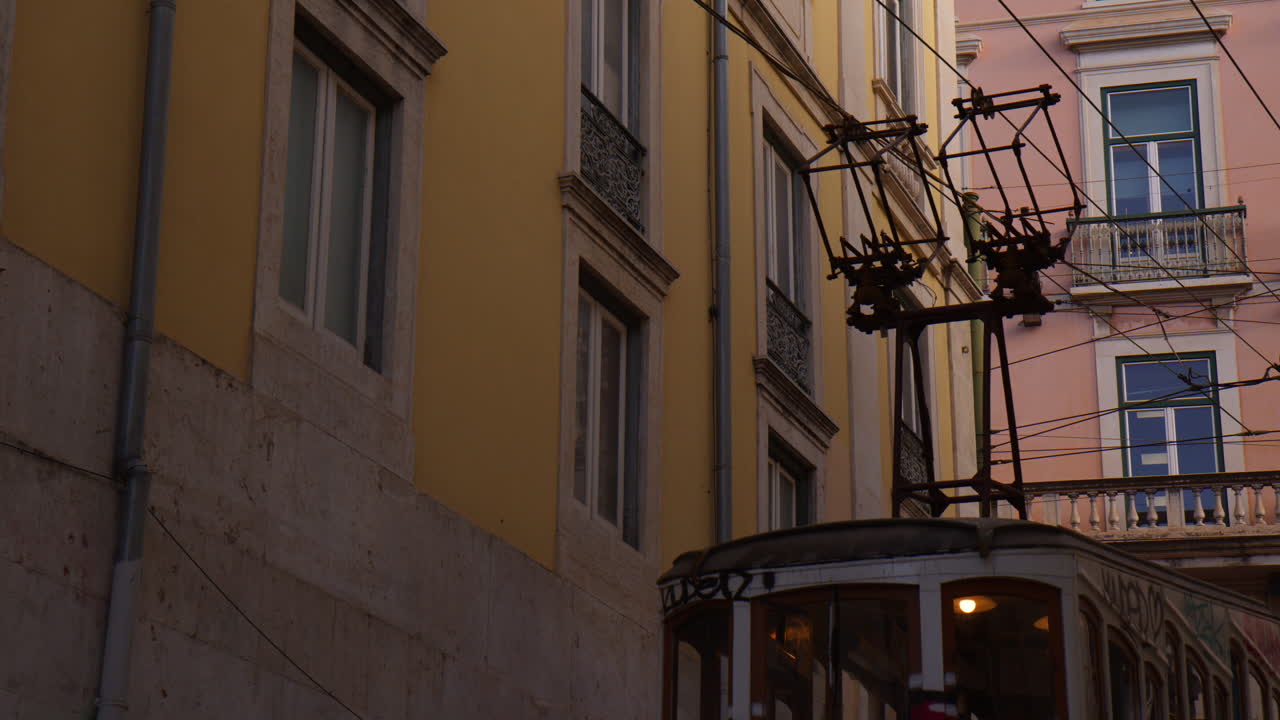 teleférico antiguo en el casco antiguo de lisboa, portugal
