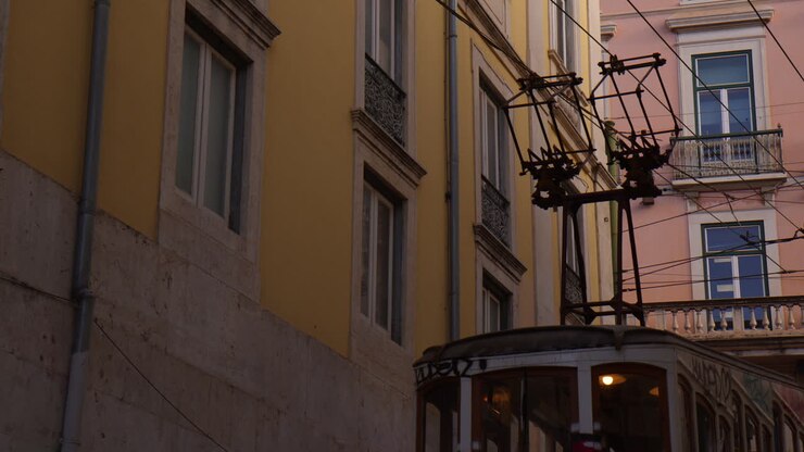 Tram storico nel centro storico di Lisbona, Portogallo