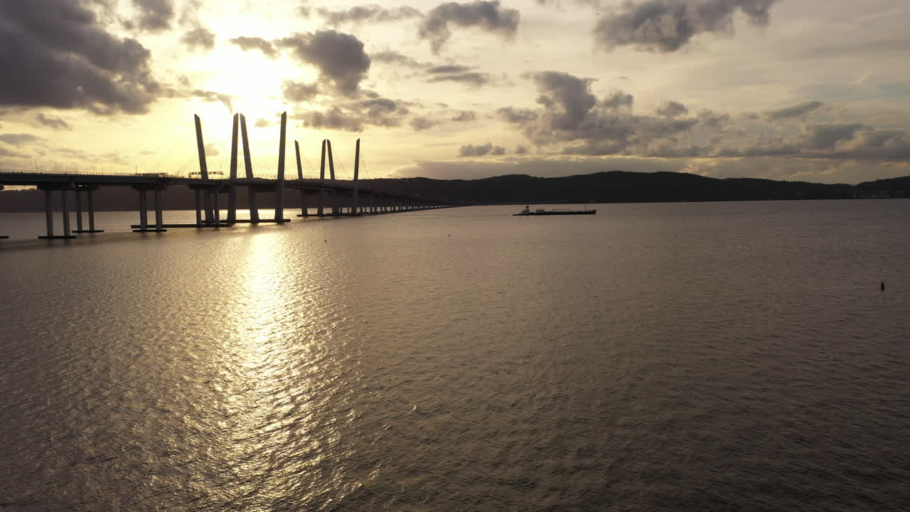 마리오 m의 북쪽을 따라 낮은 각도로 촬영