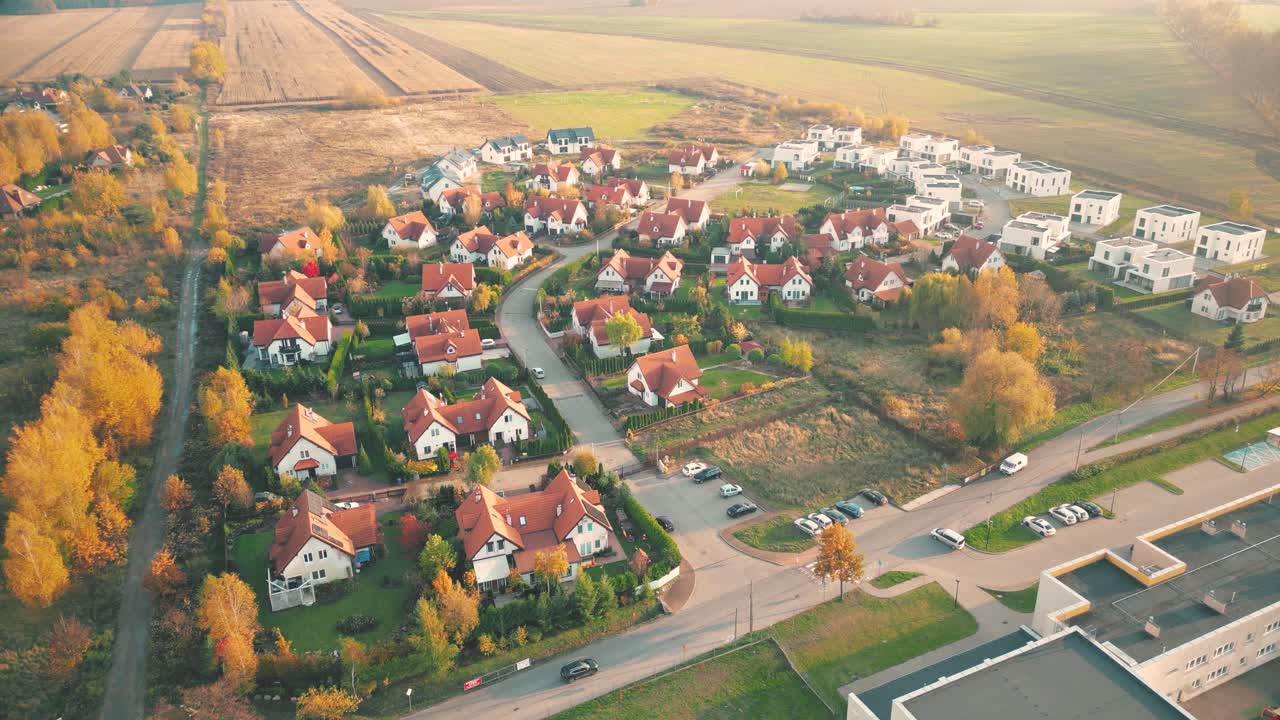 Luftfoto af beboelseshuse om foråret. Etablerende skud af et amerikansk kvarter, forstad