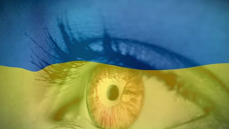 Animation-Der-Flagge-Der-Ukraine,-Die-über-Dem-Offenen-Auge-Einer-Kaukasischen-Frau-Weht