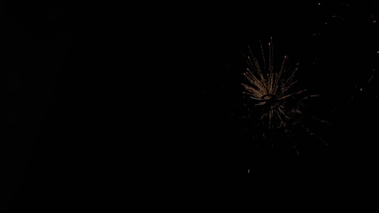 Animazione del testo "Buon anno" in oro, su fuochi d'artificio che esplodono nel cielo notturno