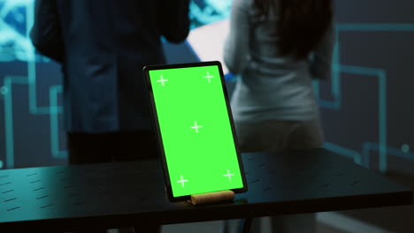 tableta de pantalla verde utilizada por los científicos de computación en la puesta en marcha de la ia