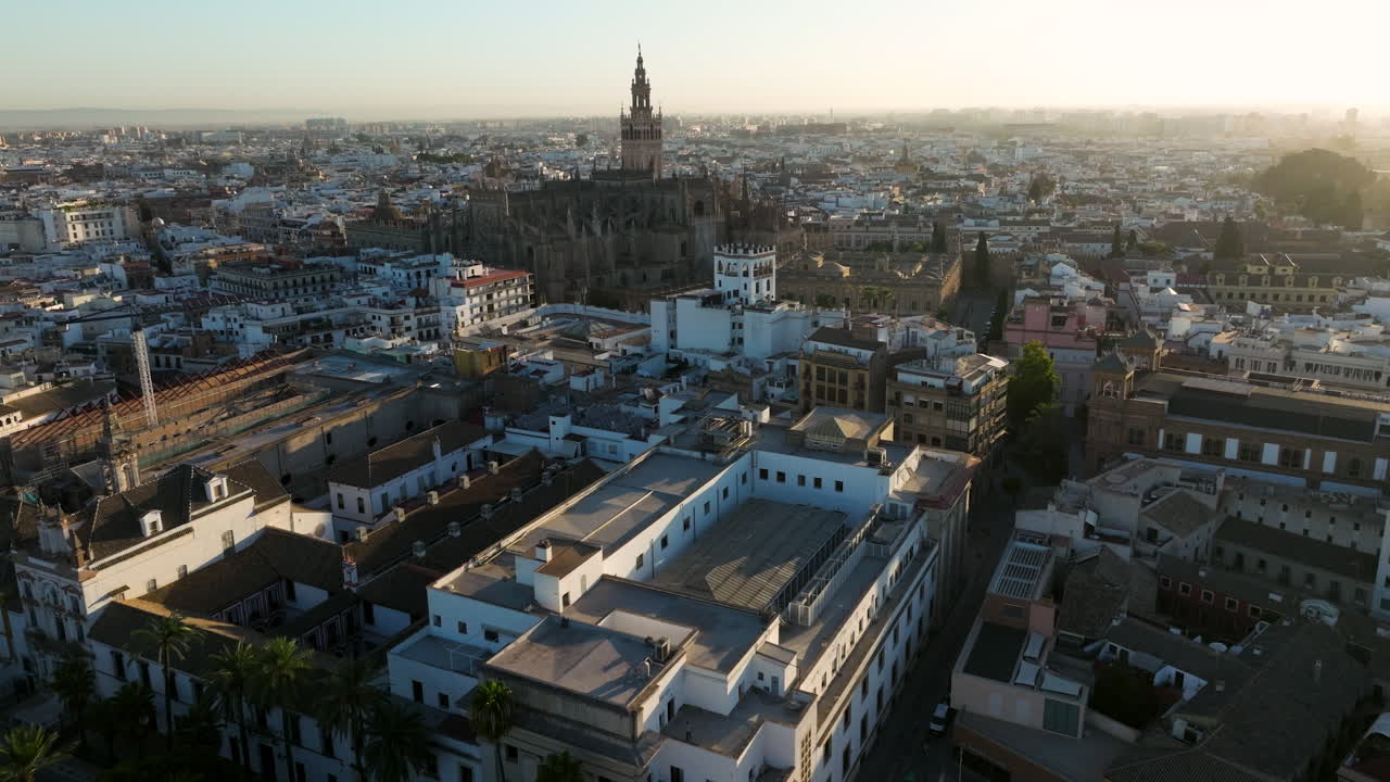 스페인 안달루시아를 배경으로 세비야 대성당이 있는 세비야 도시 경관을 비행합니다.