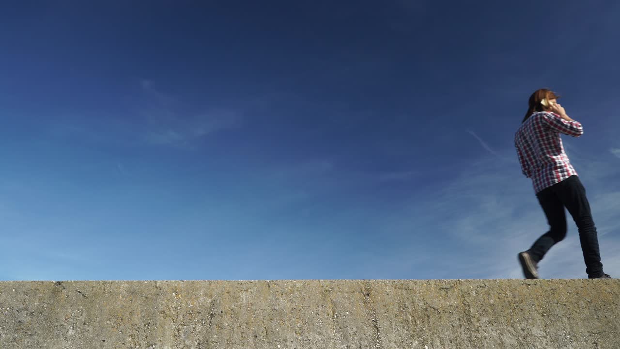 밖에서 고 있는 남자가 드폰 4k로 얘기하고 있다.