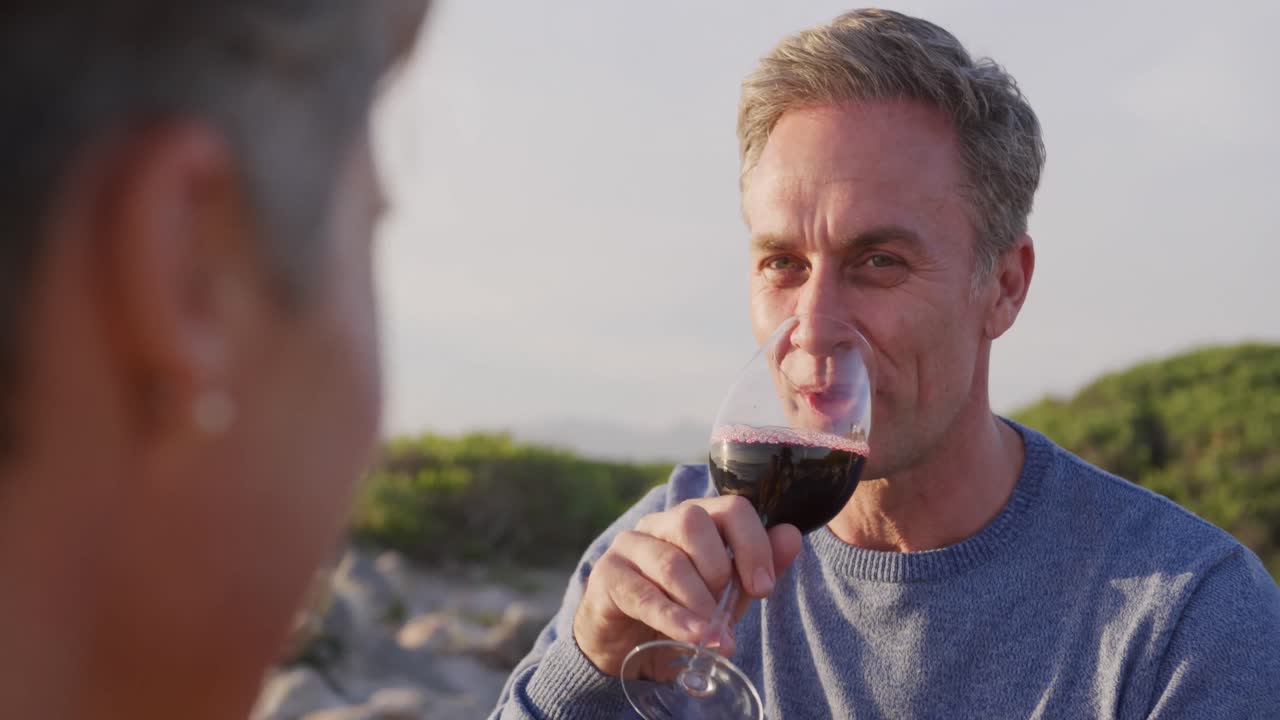 바가에서 와인을 마시는 커플