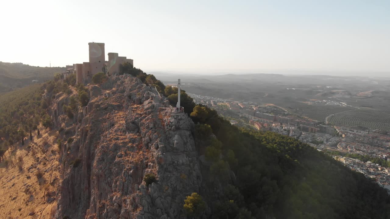 castillo de jaen, 스페인 jaen의 성 비행 및 여름 오후에 이 중세 성에서 지상 촬영, nd 필터를 사용하여 4k 24fps에서 드론과 액션 캠으로 만든 jaen 도시도 보여줍니다.