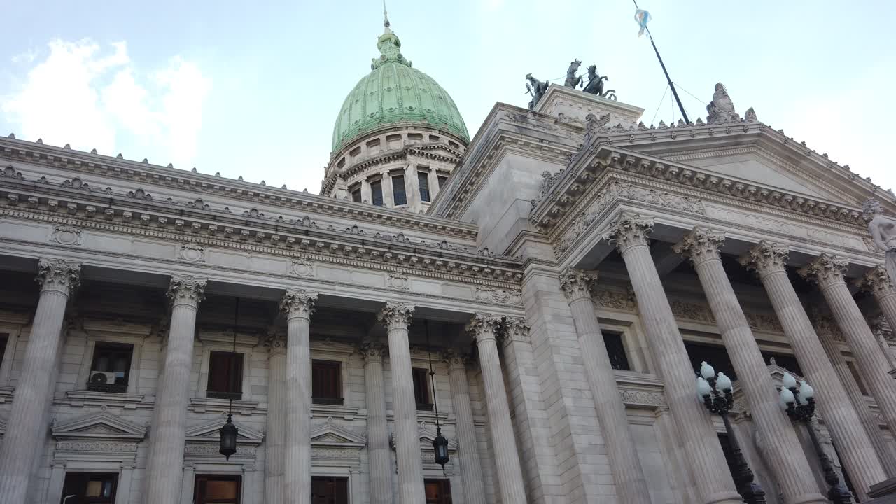 Maestosa facciata del Palazzo del Congresso Nazionale Argentino a Buenos Aires. Architettura neoclassica con grandi colonne e cupola. Monumento iconico in Plaza del Congreso, Argentina.