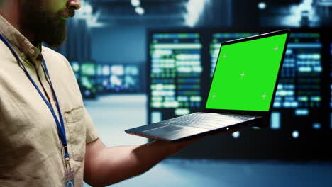 comprueba el servidor con el portátil de pantalla verde