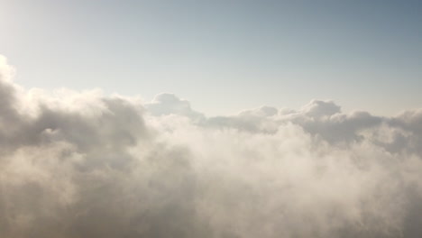 amanecer sobre un manto de nubes danzantes en lo alto de las montañas de la india