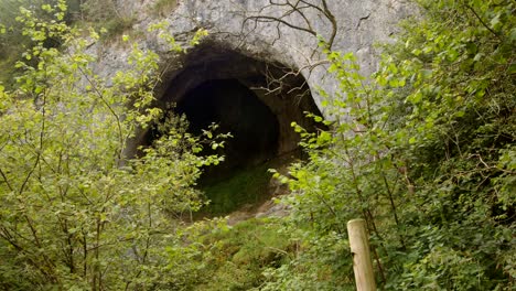 Aufnahme-Der-Dove-Hole-Höhle-Auf-Dem-Dove-Tale-Spaziergang-Mit-Bäumen-Im-Vordergrund