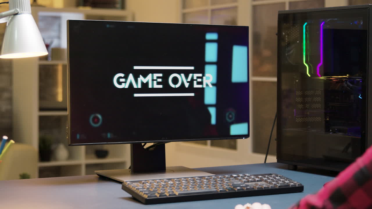 한 여성이 컴퓨터에서 비디오 게임을 하고 있다