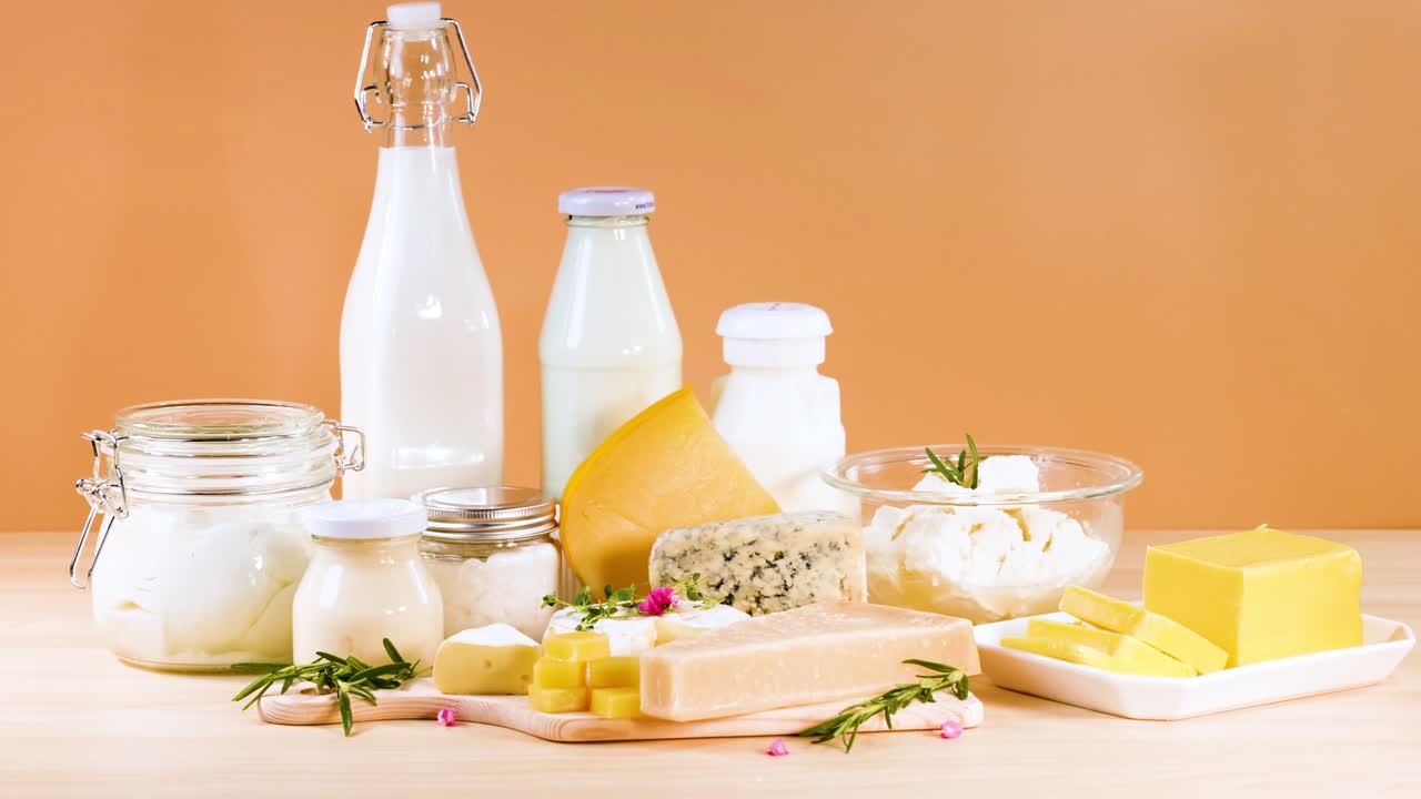Produits laitiers variés soigneusement disposés sur une table
