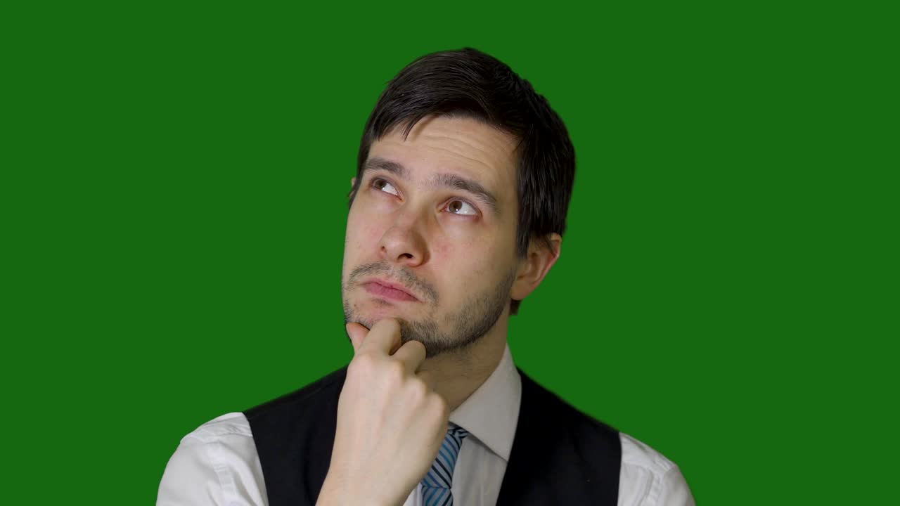 el joven está pensando y tiene una idea sobre el fondo de la llave de croma.