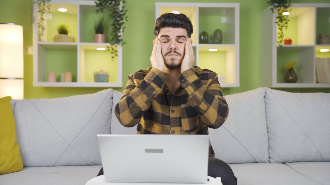 un joven con dolor de cabeza.