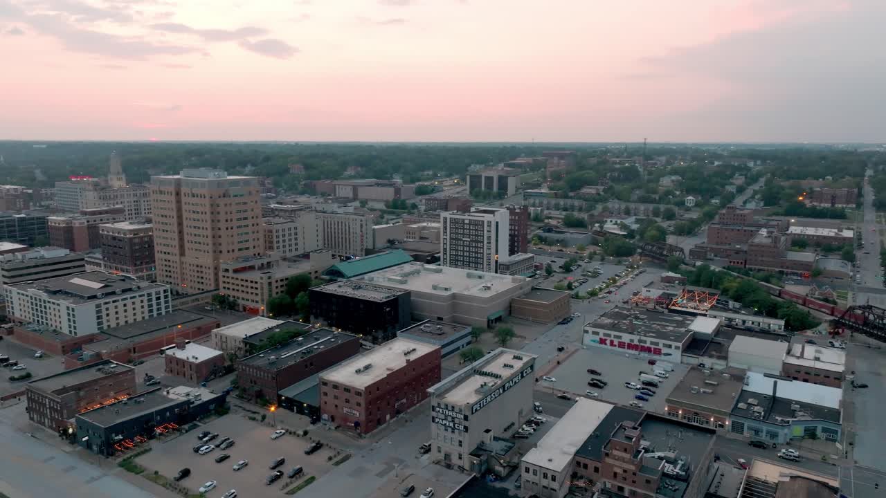 Horizonte del centro de Davenport, Iowa durante el atardecer con video de dron haciendo un paneo de derecha a izquierda