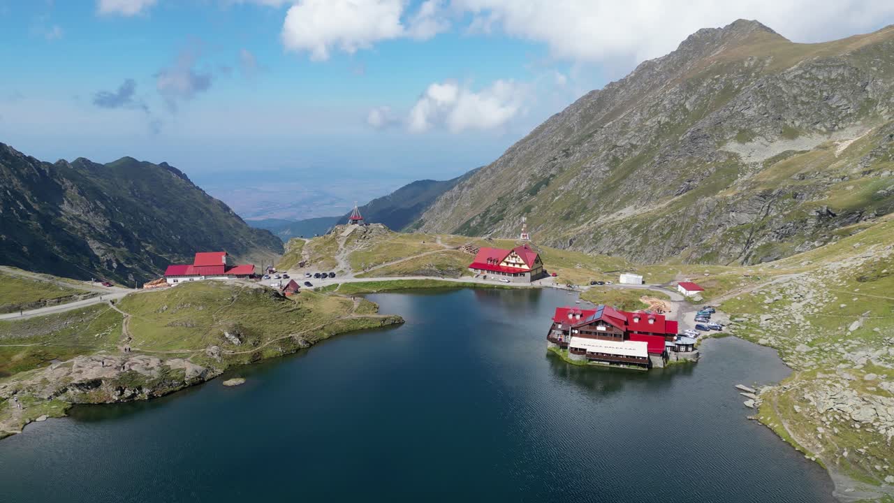 Lago Balea al Transfagarasan, Monti Carpazi in Transilvania, Romania, Europa - Giro aereo in 4K