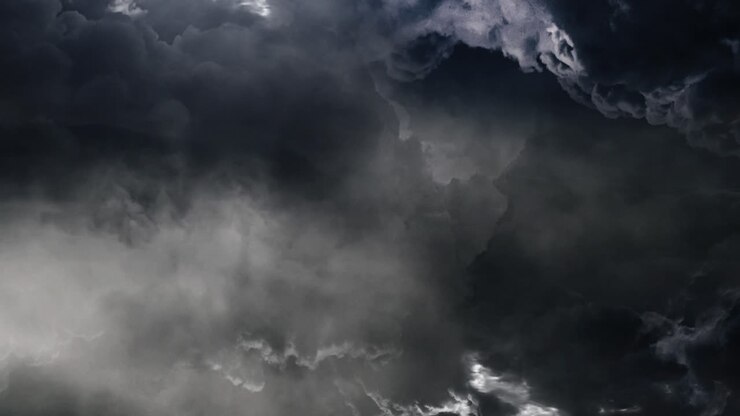Temporale in 4K tra nuvole nere e cielo scuro.