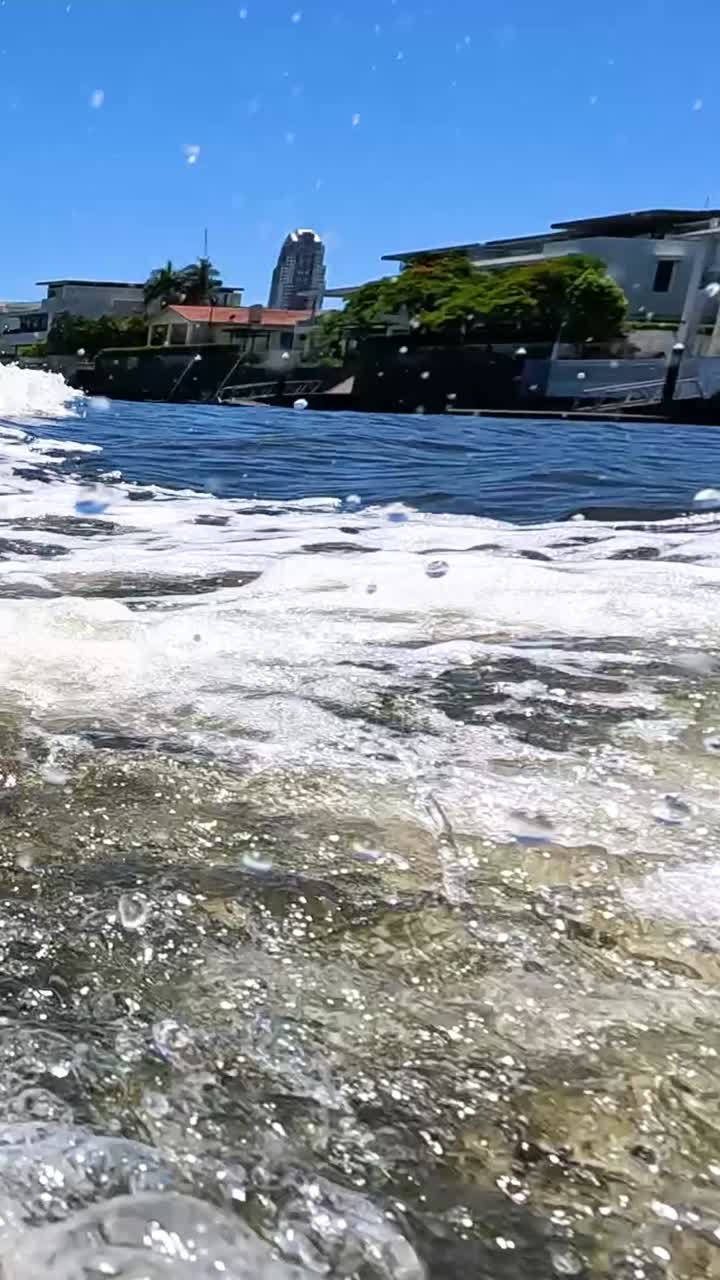 강력한 파도가 빛의 골드 코스트에 부히고