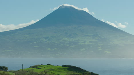 impresionante foto de encuadre central del monte pico, las azores.