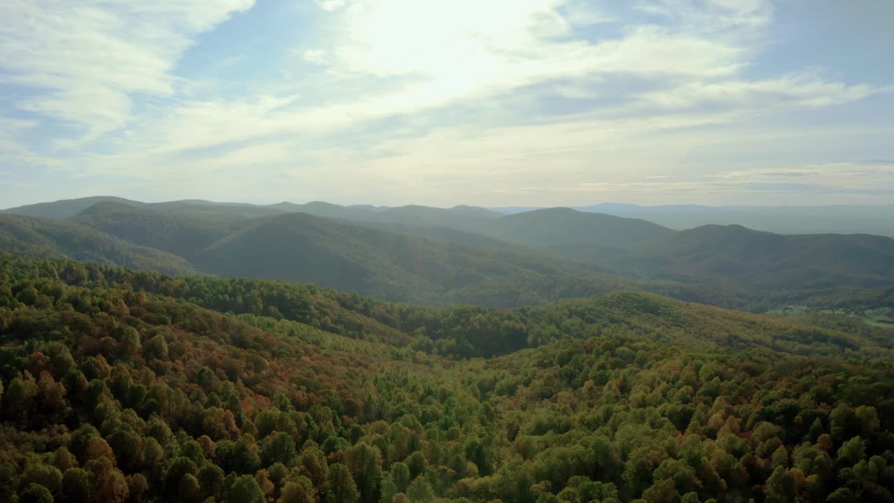 vista desde el horizonte en el parque nacional de shenandoah con vistas a las colinas y montañas onduladas - toma aérea de drones