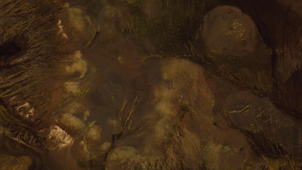 vista aérea sobre texturas naturales y patrones del terreno montañoso de las tierras altas islandesas