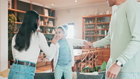 Mutter,-Vater-Und-Kind-Tanzen-In-Einem-Einfamilienhaus