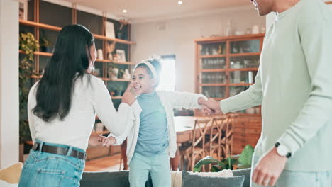 madre, padre e hijo bailando en una casa familiar
