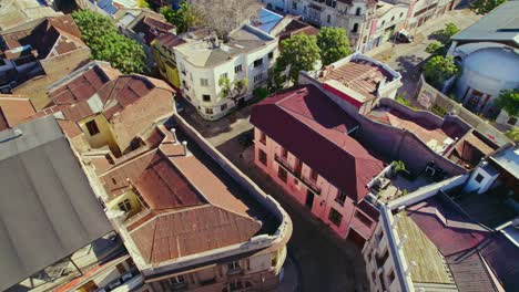 vista aérea sobre los techos y las calles estrechas del barrio concha y toro, santiago, chile