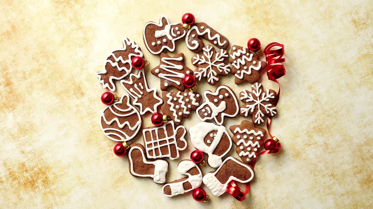 composición de galletas navideñas en la mesa con bolitas