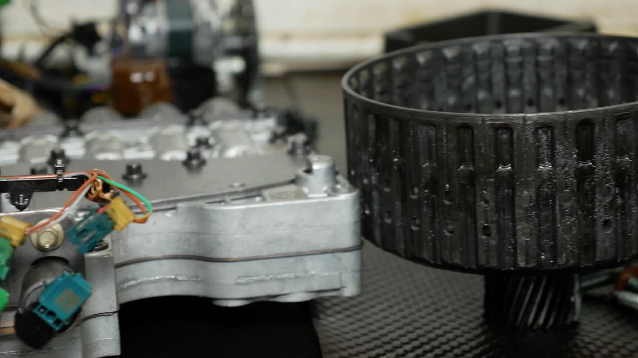 un montón de piezas de transmisión desgastadas en un banco de trabajo mecánico en una tienda