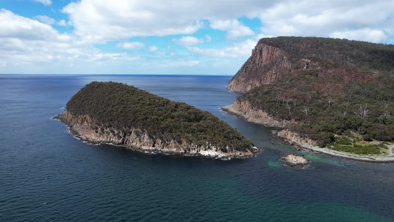 Penguin Adası, Gündüz, South Bruny, Tazmanya, Avustralya – Drone Çekimi