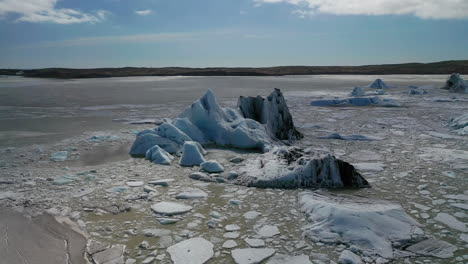 un gran iceberg en medio del lago glaciar fjallsarlon en el sur de islandia - antena